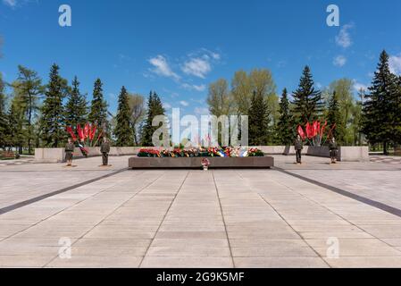 Russia, Irkutsk - 27 maggio 2021: Guardia d'onore è in piedi vicino alla fiamma nel complesso commemorativo è stato illuminato durante il 30 ° anniversario della guerra mondiale Foto Stock