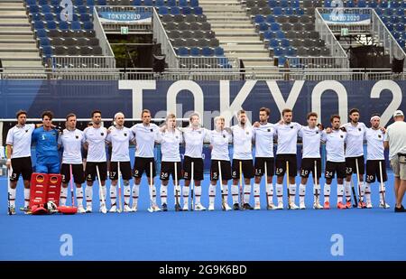 Tokio, Giappone. 27 luglio 2021. Hockey, uomini: Olympia, Germania - Gran Bretagna, turno preliminare, Gruppo B, Giornata 3 allo stadio di Oi Hockey. I giocatori tedeschi si levano in piedi insieme durante l'inno nazionale. Credit: Sebastian Gollnow/dpa/Alamy Live News Foto Stock