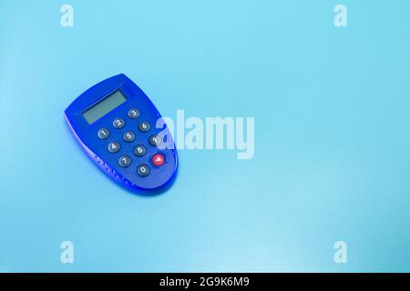 Un gettone elettronico blu per le transazioni online Foto Stock