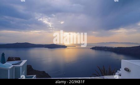 Tramonto iconico nella città di Oia sull'isola greca di Santorini Foto Stock