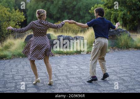 Danzatori swing che ballano all'aperto. Foto Stock