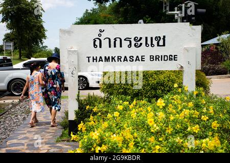 Informazioni sull'etichetta di pietra tham krasae grotta per i thailandesi e viaggiatori stranieri viaggio visitare il percorso memoriale hellfire e Sai Yok cascata e Khwa Foto Stock