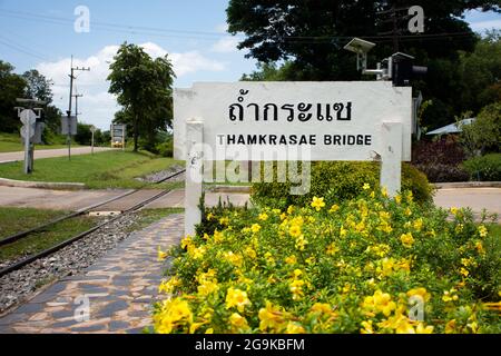 Informazioni sull'etichetta di pietra tham krasae grotta per i thailandesi e viaggiatori stranieri viaggio visitare pista memoriale hellfire passo montagna e Sai Yok wate Foto Stock