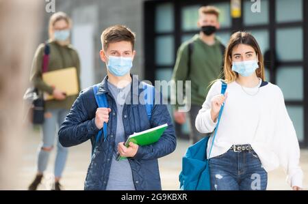 Due studenti adolescenti in maschere protettive Foto Stock