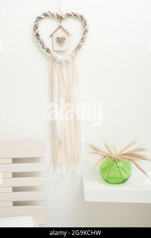 Dream catcher a forma di cuore con casa di uccelli in legno all'interno Foto Stock