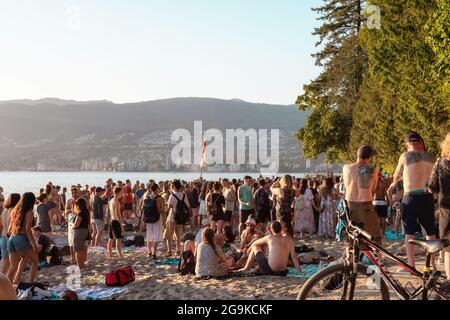 Folla di persone che festeggiano in spiaggia durante il Drum Circle. Foto Stock