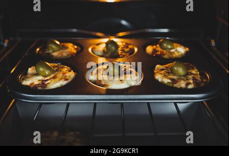 focaccia vegana muffin saporiti con pomodori secchi e olive al forno, salutari ricette a base di piante Foto Stock