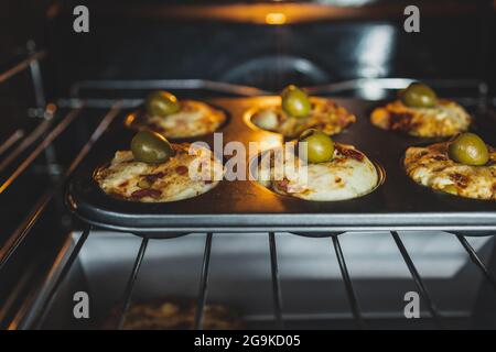 focaccia vegana muffin saporiti con pomodori secchi e olive al forno, salutari ricette a base di piante Foto Stock