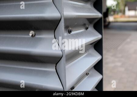 Facciata dell'edificio in acciaio grigio. Ambiente urbano, soluzioni tecniche e architettoniche. Foto Stock