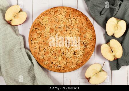 Torta di mele tradizionale europea intera con crumbles toping chiamato 'Strausel' Foto Stock