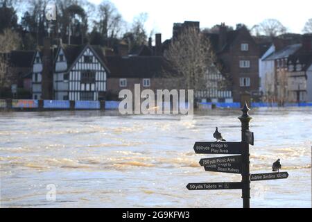 File Photo date 26/02/20 of flood difenses in Bewdley, Worcestershire, as the River Severn remains high, after warnings of further allowing Across the UK. Bewdley, che è stato spazzato via per tre anni consecutivi, è destinato a vedere £6.2 milioni spesi per una difesa permanente alluvione. Data di emissione: Martedì 27 luglio 2021. Foto Stock