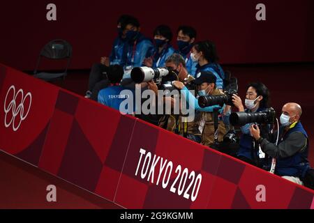 Chiba, Giappone. 27 luglio 2021. Taekwondo: Olympia, preliminari, quarti di finale, uomini 80 Kg, nella Messe Hall Makuhari. I fotografi con maschere seguono i combattimenti. Credit: Swen Pförtner/dpa/Alamy Live News Foto Stock