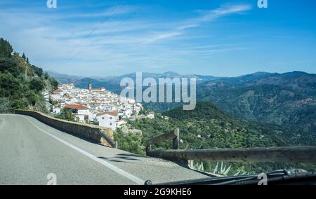 Scendendo dai villaggi montani della provincia di Cadice. Arrivo a Olvera, Andalusia, Spagna Foto Stock