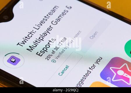 Tashkent, Uzbekistan - 6 luglio 2021: Cercare e scaricare l'app Twitch sullo smartphone. Popolare servizio di streaming video live. Twitch - videogioco Foto Stock