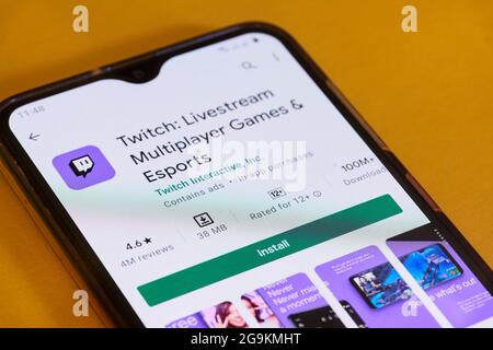 Tashkent, Uzbekistan - 6 luglio 2021: Cercare e scaricare l'app Twitch sullo smartphone. Popolare servizio di streaming video live. Twitch - videogioco Foto Stock