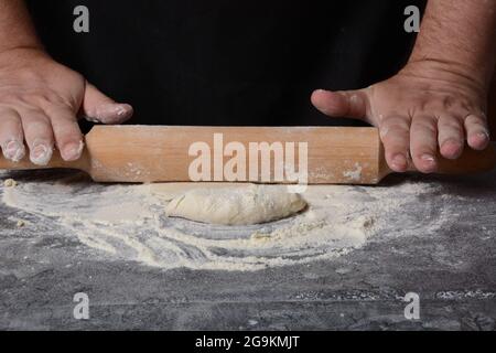 Processo di produzione di pasta fatta in casa per gnocchi, ravioli o pelmeni con carne macinata. Foto Stock