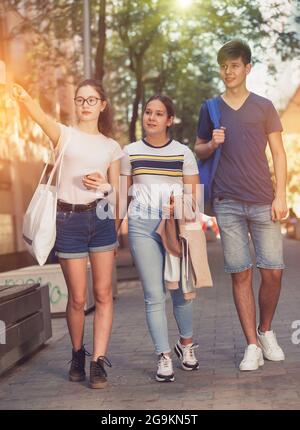 Amici adolescenti che si divertono a passeggiare per la città in estate Foto Stock