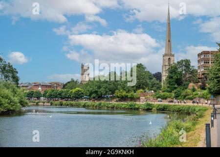 Guardando lungo il fiume Severn a Worcester Foto Stock