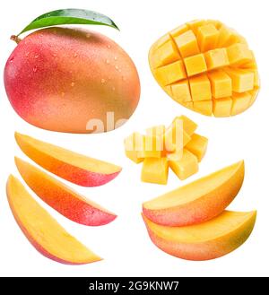 Frutto di mango con cubetti di mango e foglie isolate su sfondo bianco. Cibo biologico. Foto Stock