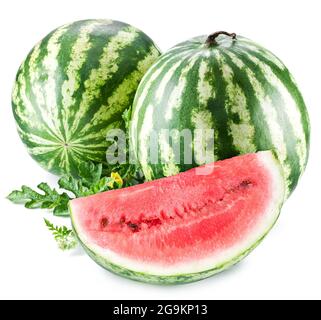 Cocomero maturo con fette e foglie di anguria isolate su sfondo bianco. Foto Stock