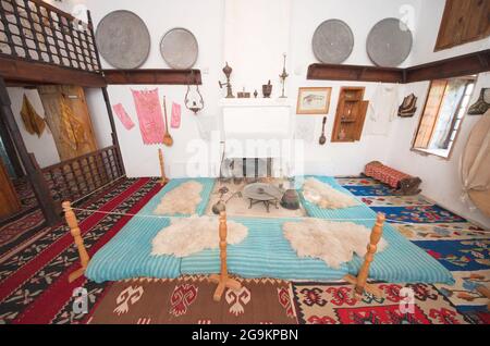 Interno del Museo Etnografico Nazionale di Kruja situato in una tradizionale casa albanese costruita dalla famiglia Toptani intorno al 1800 all'interno del Kruje CAS Foto Stock