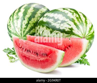 Cocomero maturo con fette e foglie di anguria isolate su sfondo bianco. Foto Stock