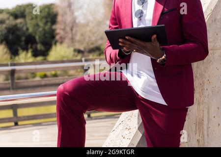 uomo d'affari nero irriconoscibile che utilizza un tablet all'aperto in città, tecnologia e concetto di lavoro remoto, spazio di copia per il testo Foto Stock