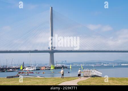 Port Edgar Marina, e Watersports Center, Firth of Forth, South Queensferry, Scozia, Regno Unito con lo sfondo del ponte stradale Queensferry Crossing Foto Stock