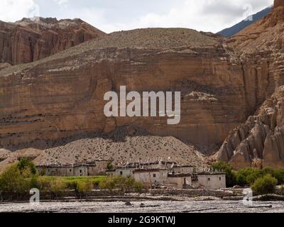 La scogliera buddista ('sky') caverne sopra Kali Gandaki, Chhusang, Mustang superiore, Nepal Foto Stock