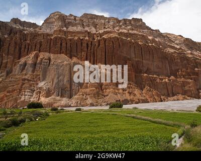 La scogliera buddista ('sky') caverne sopra Kali Gandaki, Chhusang, Mustang superiore, Nepal Foto Stock