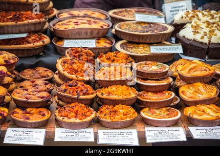 Assortimento di crostate in mostra al Broadway Market, un mercato di strada a Hackney, Londra Est Foto Stock