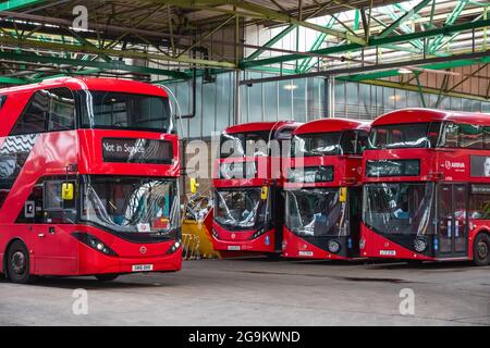 Londra, Regno Unito - 12 maggio 2021 - autobus presso il garage di Ash Grove a Hackney, East London Foto Stock