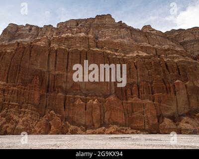 La scogliera buddista ('sky') caverne sopra Kali Gandaki, Chhusang, Mustang superiore, Nepal Foto Stock