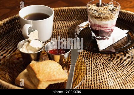 Colazione semplice con tè tazza marmellata con pane tostato e muesli yogurt Foto Stock