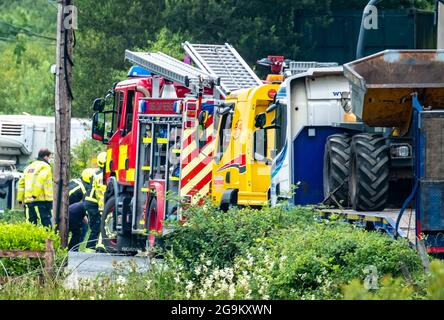 DONEGAL , IRLANDA - LUGLIO 26 2021 : le forze di soccorso aiutano a un incidente automobilistico a Portnoo durante la pandemia. Foto Stock