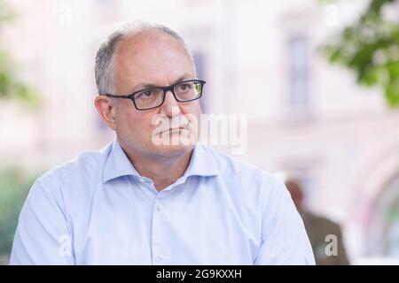 Roma, Italia. 26 luglio 2021. Roberto Gualtieri, candidato al Sindaco di Roma, in occasione di un'assemblea pubblica organizzata da 'Mostra Civica Ecologia' in Piazza Santa Maria Liberatrice nel quartiere Testaccio di Roma (Foto di Matteo Nardone/Pacific Press/Sipa USA) Credit: Sipa USA/Alamy Live News Foto Stock