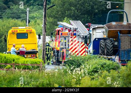 DONEGAL , IRLANDA - LUGLIO 26 2021 : le forze di soccorso aiutano a un incidente automobilistico a Portnoo durante la pandemia. Foto Stock