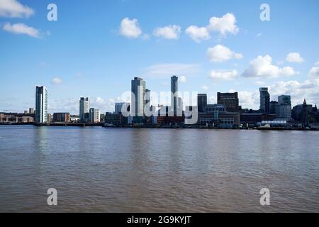 lo skyline del centro di liverpool si affaccia sul fiume mersey da birkenhead liverpool inghilterra Foto Stock
