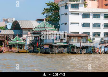 Alloggi a rischio di inondazioni sulle rive del fiume Chao Phraya a Bangkok in Thailandia. Foto Stock