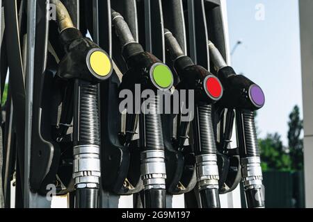 Distributori di benzina Colorul su stazione di servizio Foto Stock