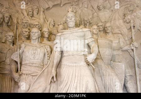 Un gruppo scultoreo guidato dall'eroe nazionale G. K. Skanderbeg si trova all'interno del Museo Nazionale costruito all'interno del castello di Kruja Foto Stock