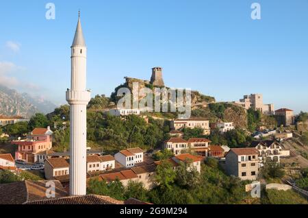 Vista del minareto del villaggio di Kruja, la Torre dell'Orologio e il Museo Nazionale nel Castello di Skanderbeg, Albania Foto Stock