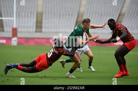 Tokyo, Giappone. 27 luglio 2021. Billy Odhiambo (L) del Kenya compete durante i sette di rugby maschili tra Kenya e Irlanda ai Giochi Olimpici di Tokyo 2020 a Tokyo, Giappone, 27 luglio 2021. Credit: Li GA/Xinhua/Alamy Live News Foto Stock
