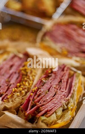 Sandwich di Reuben. Classico panino americano tradizionale. Pastami e carne di manzo al forno sul pane alla griglia Foto Stock