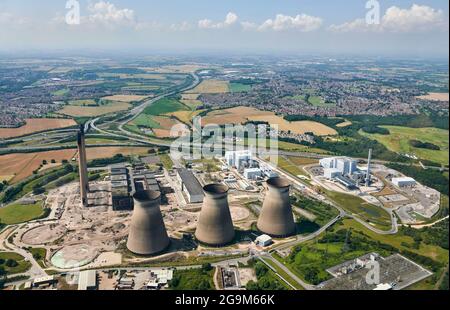 Vista aerea della demolizione della centrale elettrica, Ferrybridge, West Yorkshire, Inghilterra settentrionale, Regno Unito, 3 torri di raffreddamento scomparse Foto Stock