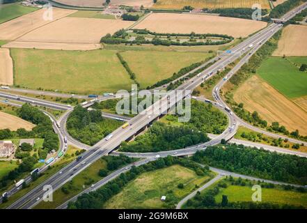Una vista aerea dell'intersezione A1/M18, un famoso collo di bottiglia locale, Doncaster, South Yorkshire, Inghilterra del Nord, Regno Unito Foto Stock