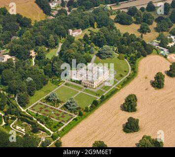 Una vista aerea della Brodsworth Hall e dei giardini, vicino a Doncaster, South Yorkshire, Inghilterra del Nord, Regno Unito Foto Stock