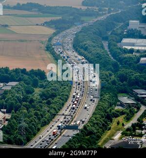 Una vista aerea del traffico pesante del venerdì sull'autostrada M6 a Warrington, Inghilterra nord-occidentale, Regno Unito Foto Stock