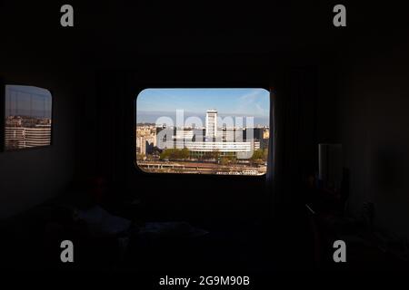 Vista da una camera d'albergo sugli edifici di radio France sulle rive della Senna a Parigi Foto Stock