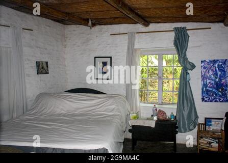 Interni del soggiorno. L'immagine include gli interni con un muro di pietra di colore bianco. Foto Stock